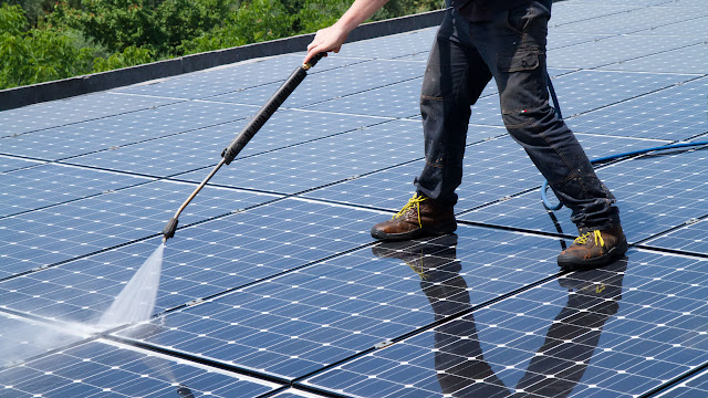 Zonnepanelen reinig je best met osmosewater